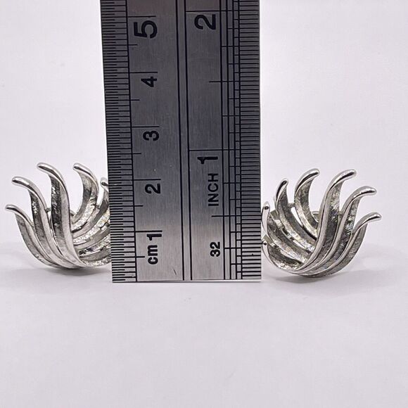 Vintage TRIFARI Silver Tone CLIP ON Statement Earrings Modern Abstract Floral - Picture 6 of 10